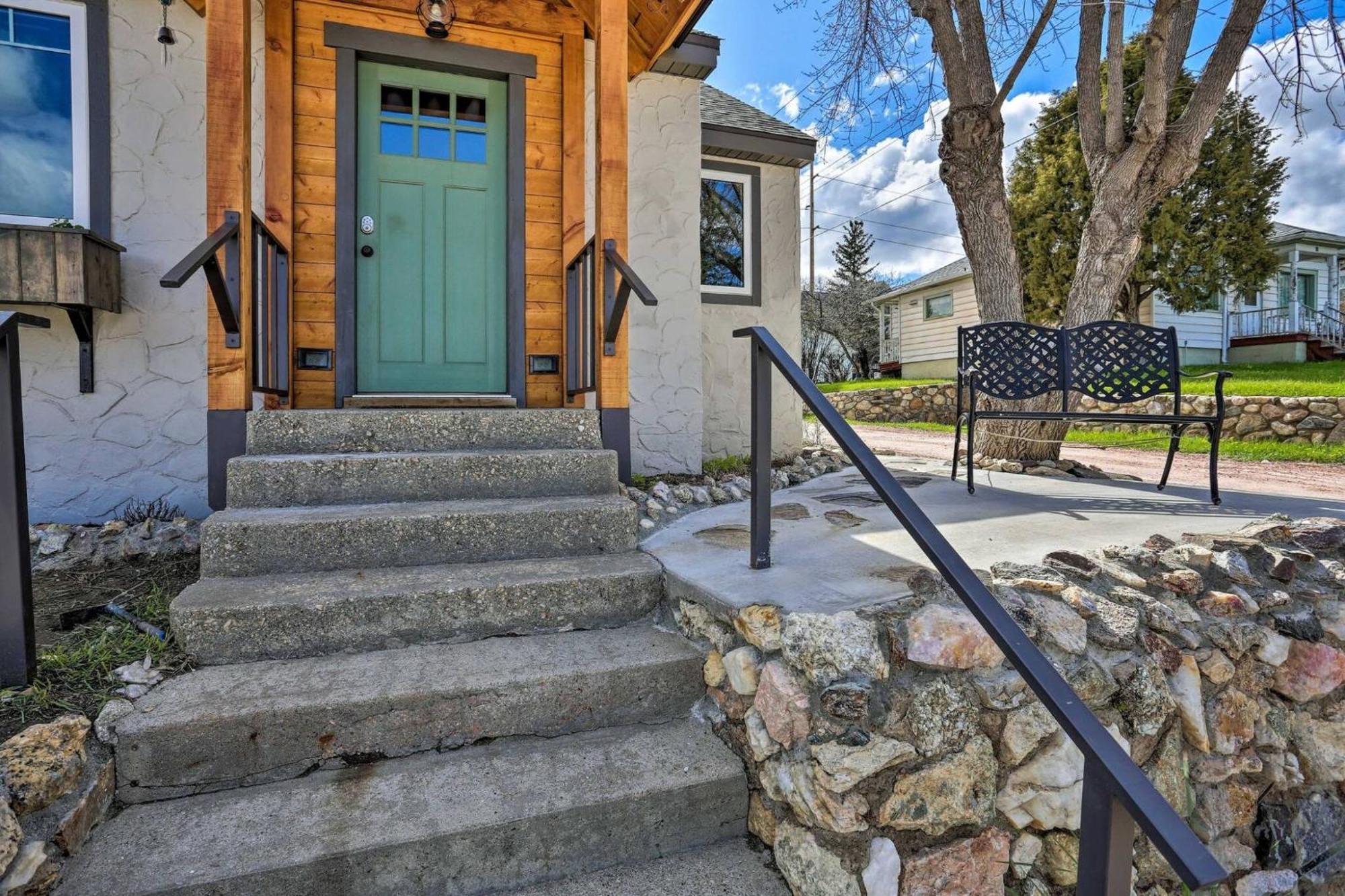 Cozy Custer Cottage W Deck: Walk To Shops Food Exterior photo