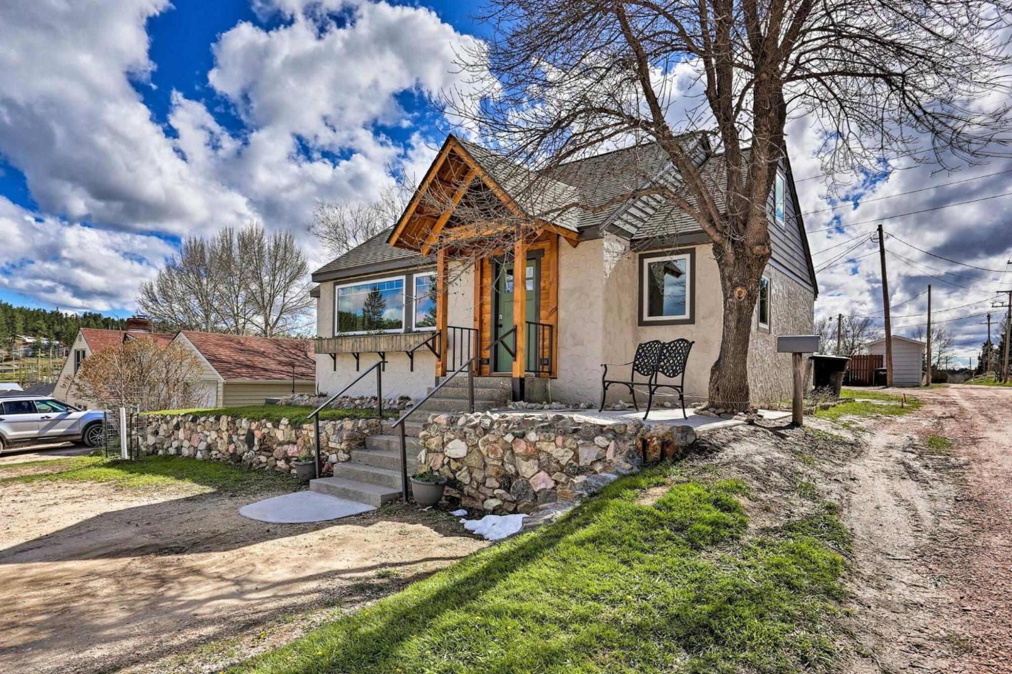 Cozy Custer Cottage W Deck: Walk To Shops Food Exterior photo