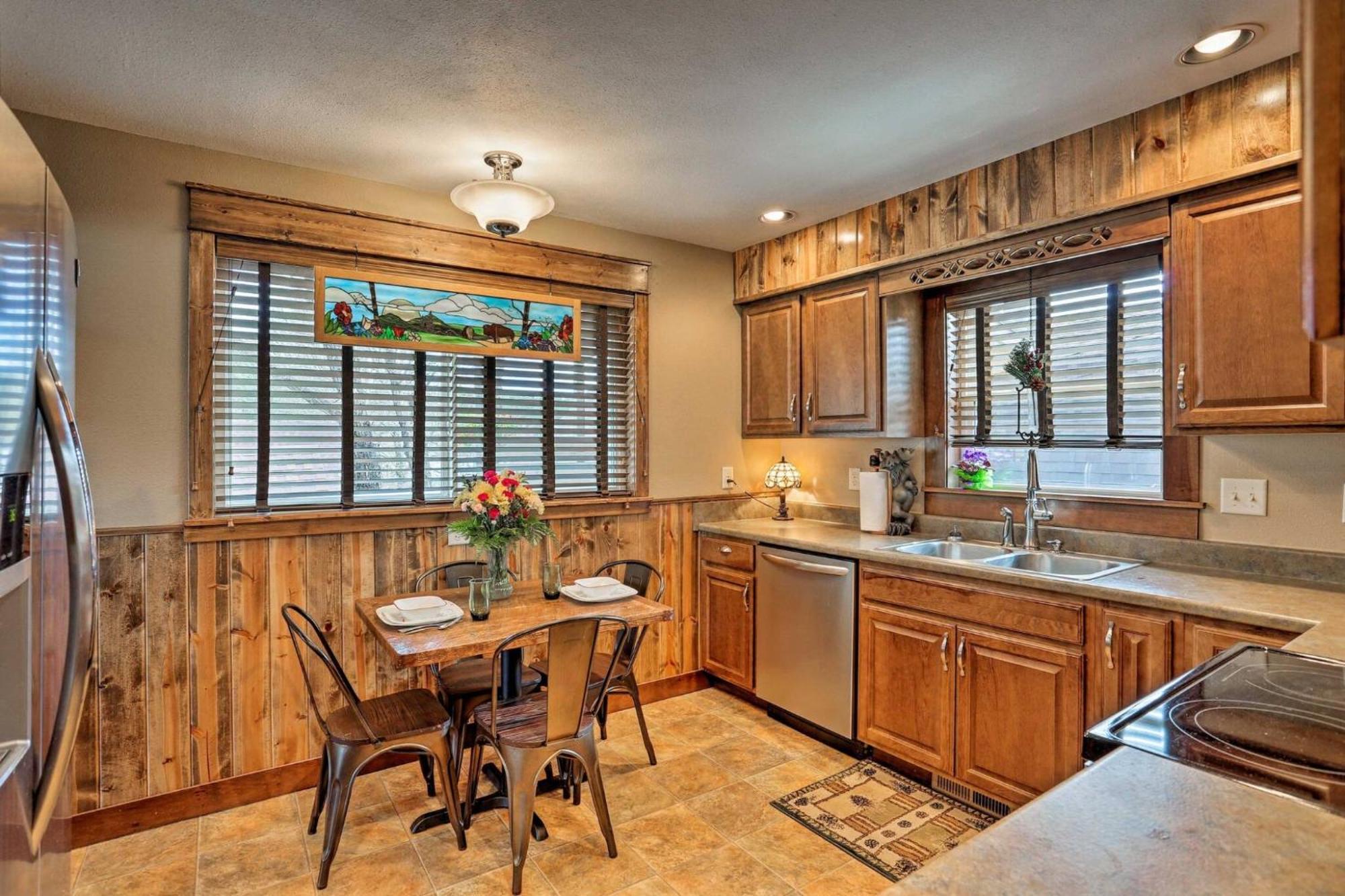 Cozy Custer Cottage W Deck: Walk To Shops Food Exterior photo