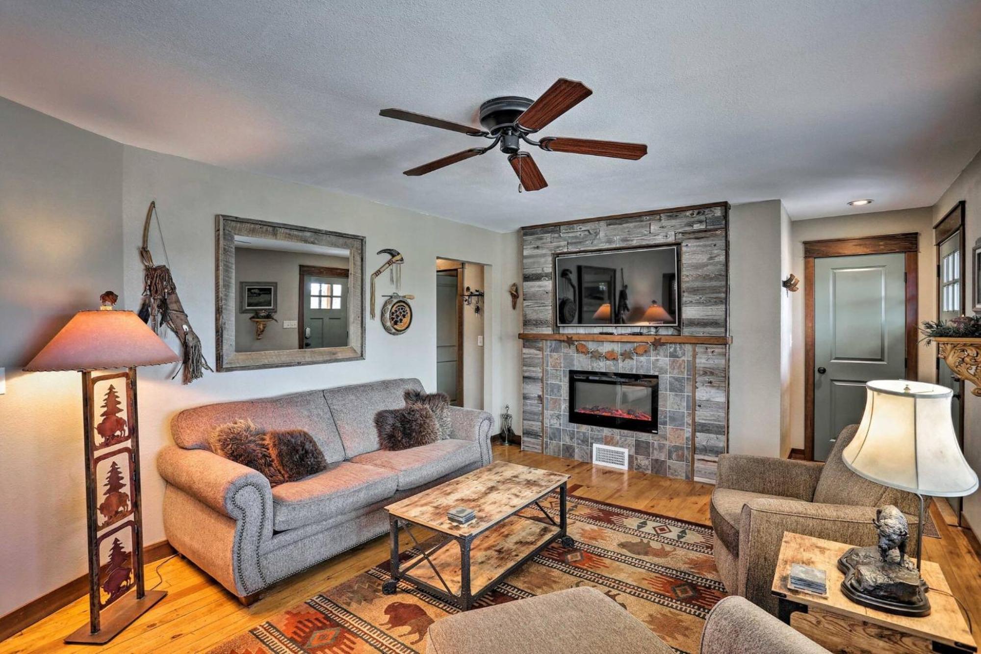 Cozy Custer Cottage W Deck: Walk To Shops Food Exterior photo